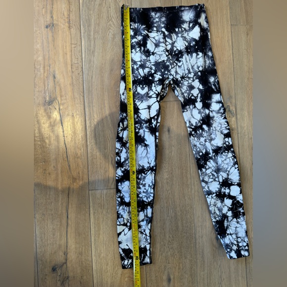 Peach leggings with compression at waist and sides. Size M. Black & white marble - Picture 6 of 7